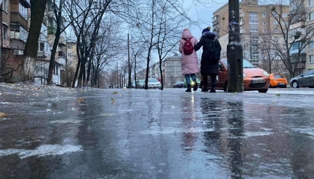 Как устоять на ногах в гололедицу